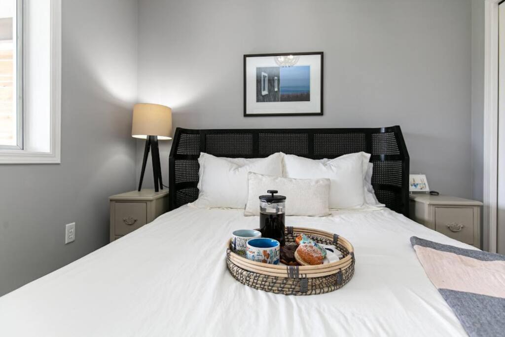 Lovely 2 Bedroom Suite Steps From The Beach Victoria Exteriér fotografie