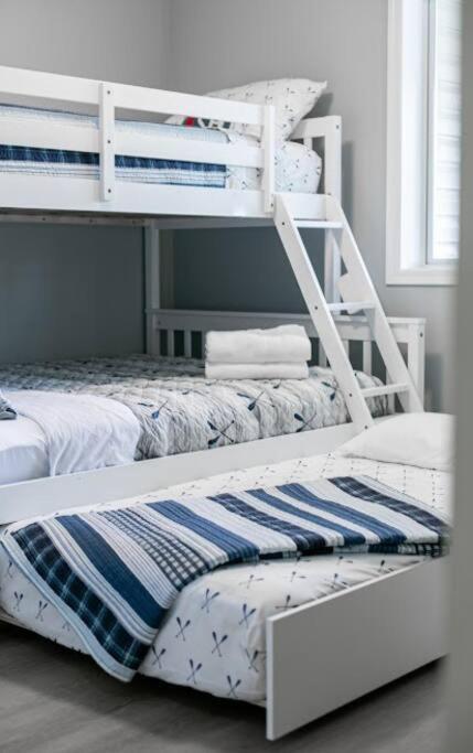 Lovely 2 Bedroom Suite Steps From The Beach Victoria Exteriér fotografie