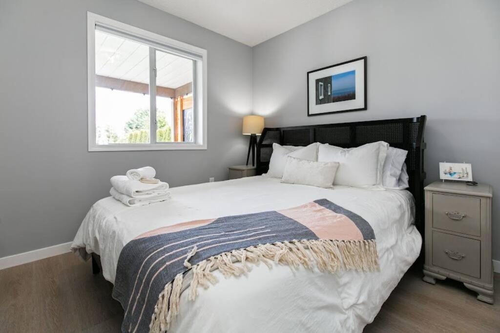Lovely 2 Bedroom Suite Steps From The Beach Victoria Exteriér fotografie