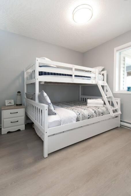 Lovely 2 Bedroom Suite Steps From The Beach Victoria Exteriér fotografie