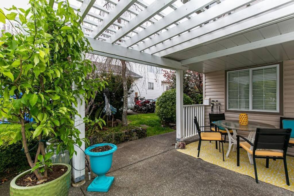 Lovely 2 Bedroom Suite Steps From The Beach Victoria Exteriér fotografie
