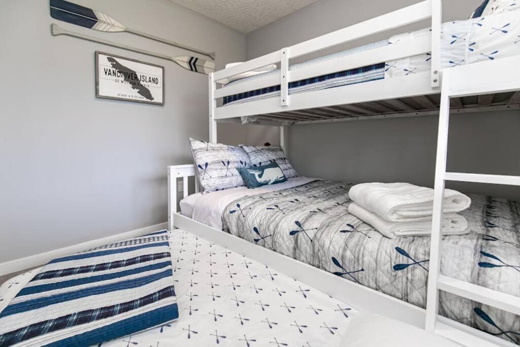 Lovely 2 Bedroom Suite Steps From The Beach Victoria Exteriér fotografie