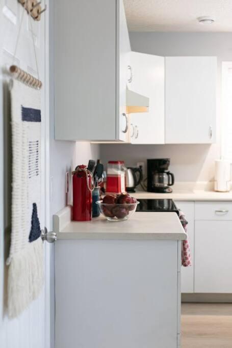 Lovely 2 Bedroom Suite Steps From The Beach Victoria Exteriér fotografie
