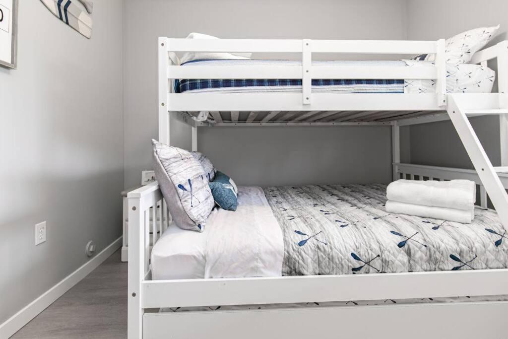 Lovely 2 Bedroom Suite Steps From The Beach Victoria Exteriér fotografie
