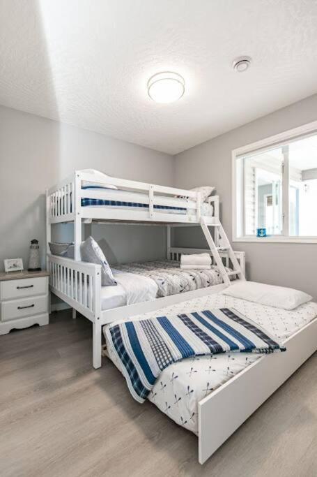Lovely 2 Bedroom Suite Steps From The Beach Victoria Exteriér fotografie