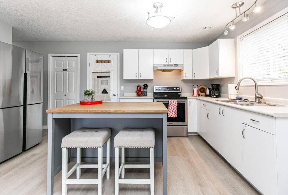 Lovely 2 Bedroom Suite Steps From The Beach Victoria Exteriér fotografie