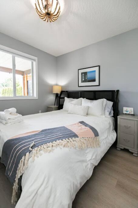 Lovely 2 Bedroom Suite Steps From The Beach Victoria Exteriér fotografie