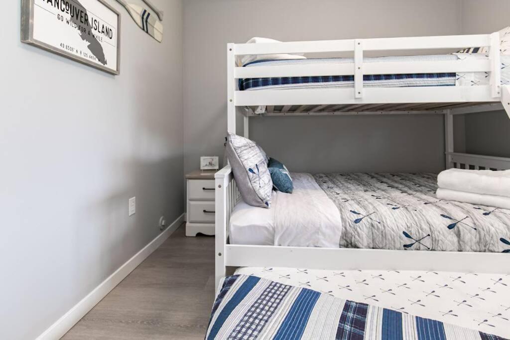 Lovely 2 Bedroom Suite Steps From The Beach Victoria Exteriér fotografie