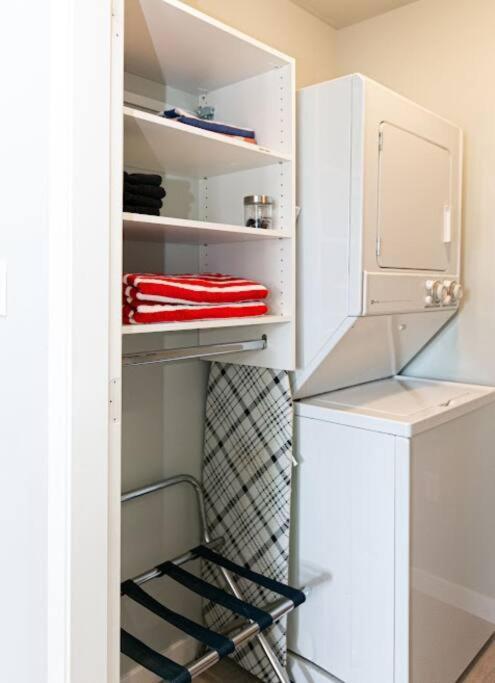Lovely 2 Bedroom Suite Steps From The Beach Victoria Exteriér fotografie