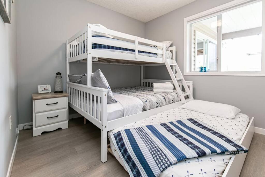 Lovely 2 Bedroom Suite Steps From The Beach Victoria Exteriér fotografie