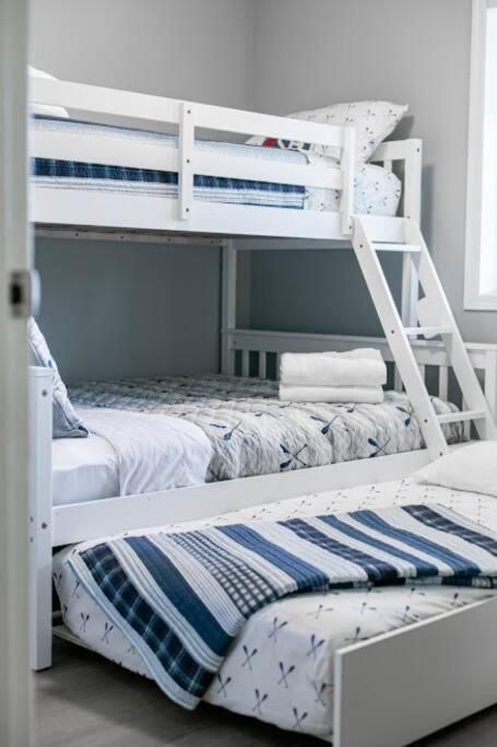 Lovely 2 Bedroom Suite Steps From The Beach Victoria Exteriér fotografie