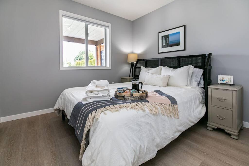 Lovely 2 Bedroom Suite Steps From The Beach Victoria Exteriér fotografie